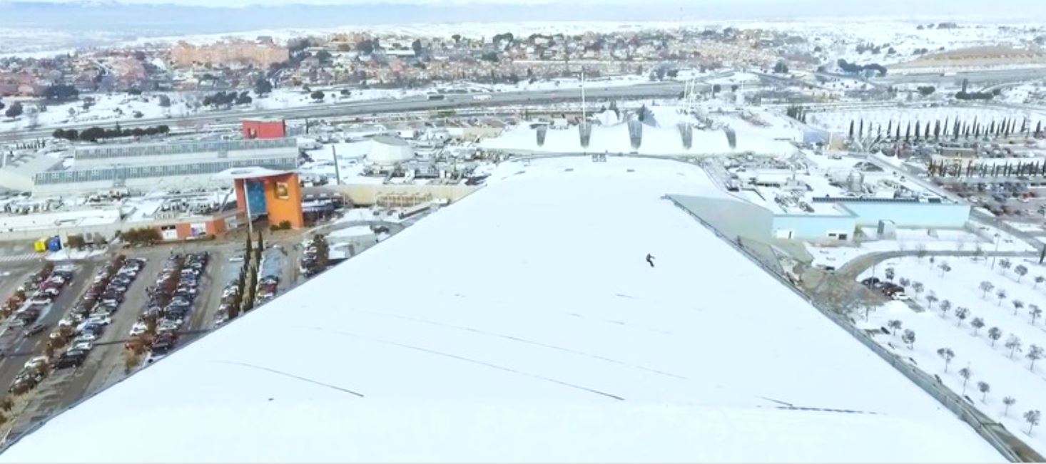 ¡Madrid Snowzone saca los esquís al tejado aprovechando la nevada!